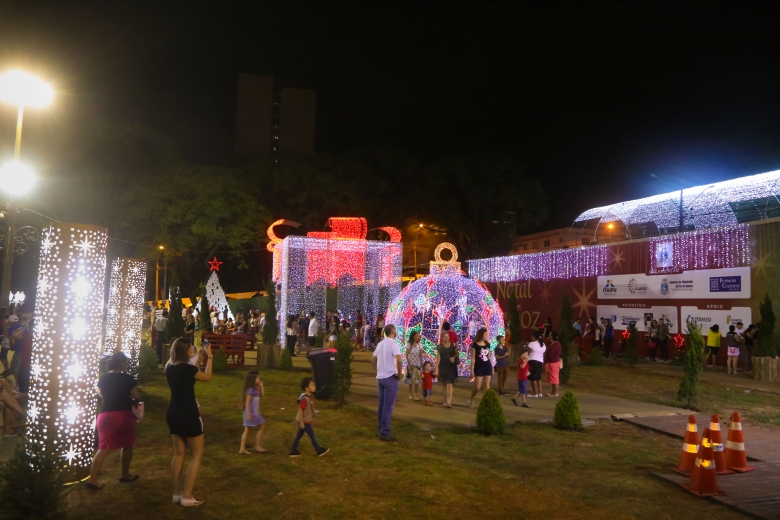 Abertura do Natal de Foz leva cores e espírito de mudança à Praça da Paz -  Clickfoz