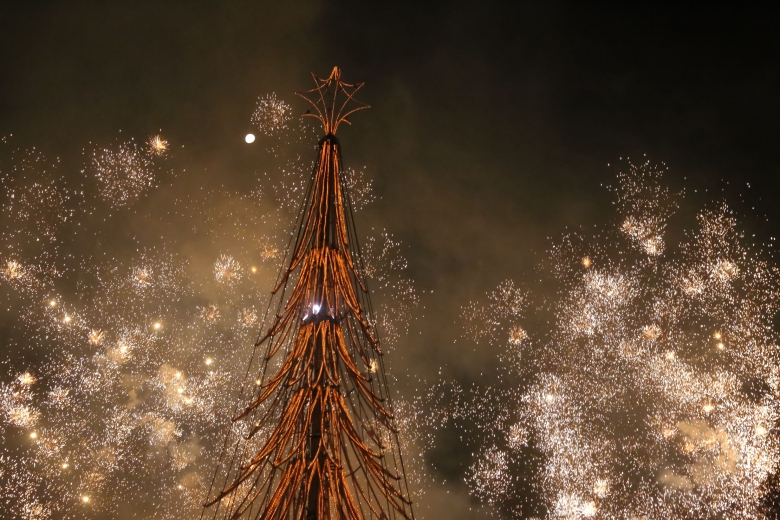 Abertura do Natal de Foz leva cores e espírito de mudança à Praça da Paz -  Clickfoz