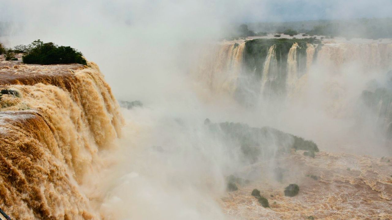 Cataratas do Iguaçu registram 5,1 milhões de litros por segundo neste sábado.